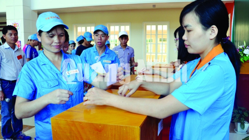 Cử tri công nhân Công ty Texhong Ngân Long bỏ phiếu tại khu vực bỏ phiếu số 3, phường Hải Yên (TP Móng Cái). Ảnh: Hoàng Nga