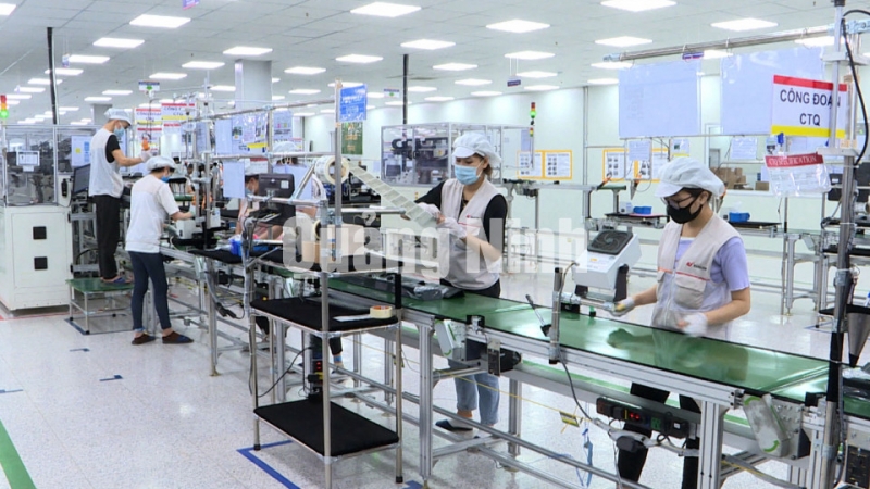 Dây chuyền sản xuất linh kiện điện tử của Công ty TNHH Bumjin Electronics Vina tại KCN Đông Mai (TX Quảng Yên) (3-2021). Ảnh: Thu Chung