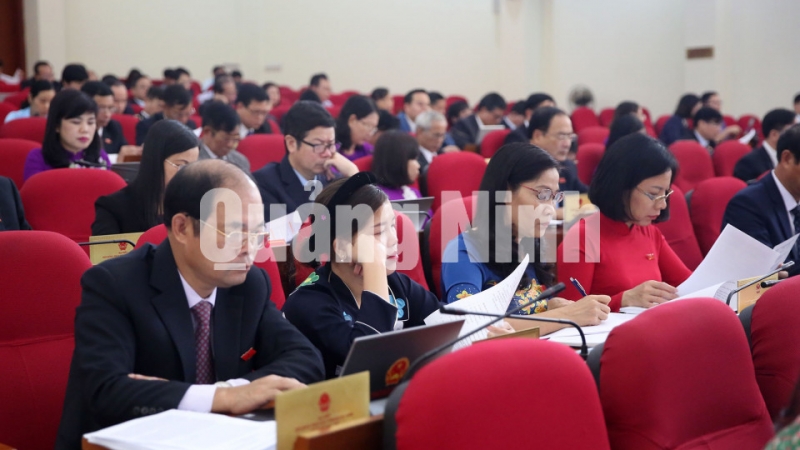 Đại biểu HĐND tỉnh nghiên cứu báo cáo tại kỳ họp (12-2018). Ảnh: Hùng Sơn