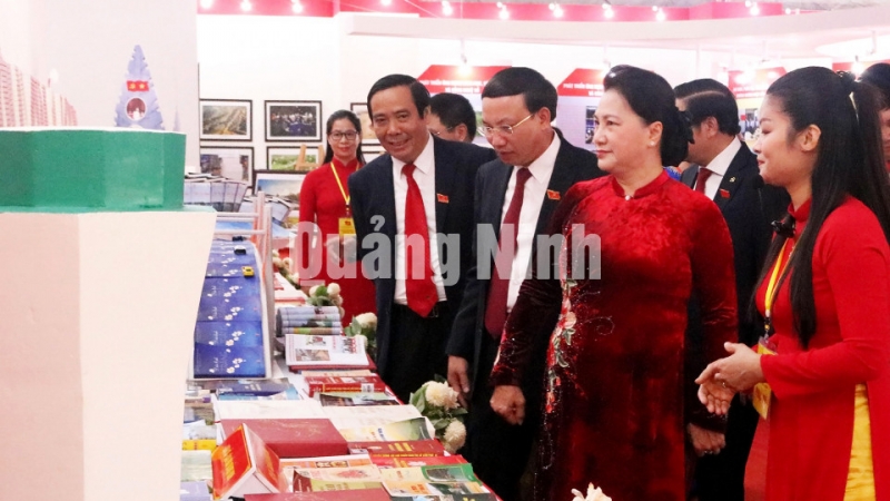 Chủ tịch Quốc hội Nguyễn Thị Kim Ngân tham quan Triển lãm thành tựu KT-XH tỉnh Quảng Ninh.