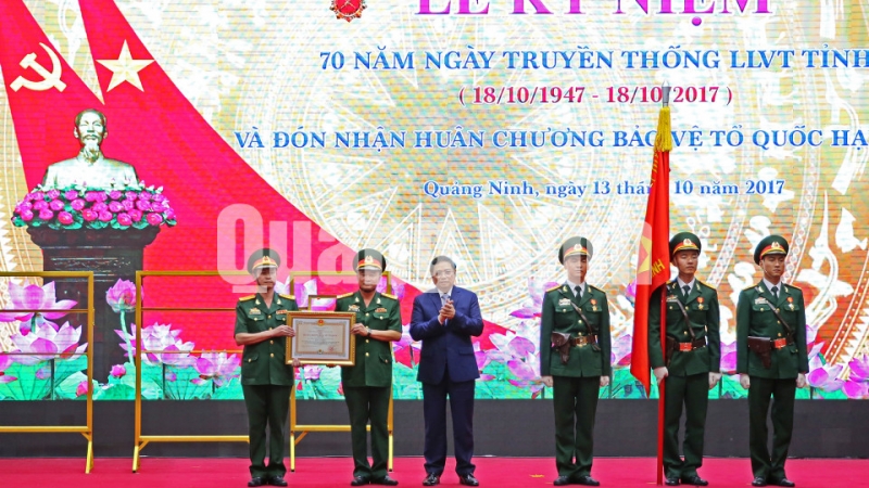 Thừa ủy quyền của Chủ tịch nước, đồng chí Phạm Minh Chính, Ủy viên Bộ Chính trị, Bí thư Trung ương Đảng, Trưởng Ban Tổ chức Trung ương, trao Huân chương Bảo vệ Tổ quốc hạng Nhì cho LLVT tỉnh Quảng Ninh.