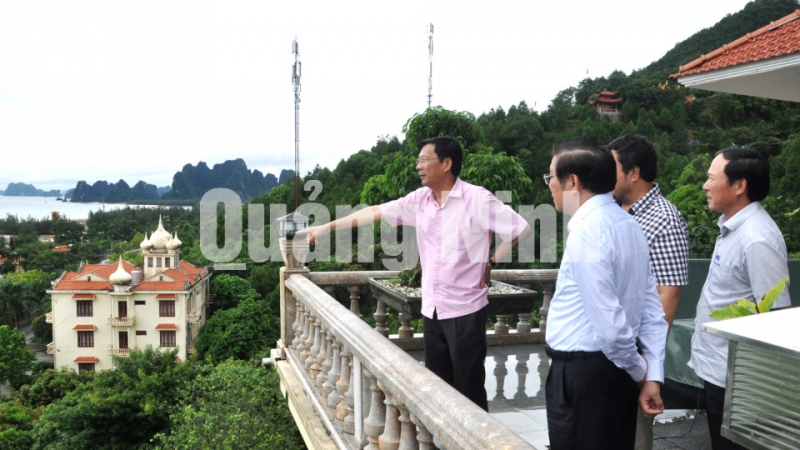 Đồng chí Trưởng Ban Nội chính Trung ương tham quan Dự án của Công ty TNHH Du lịch Mai Quyền tại xã Hạ Long (Vân Đồn) (9-2018). Ảnh: Quang Minh