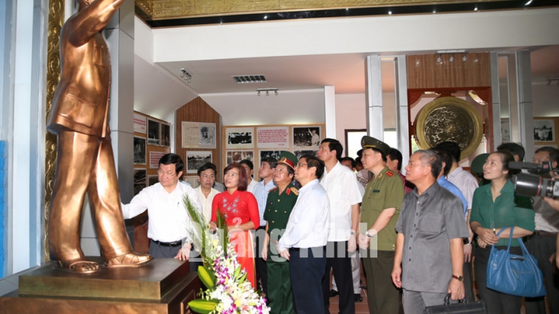 Chủ tịch nước Trương Tấn Sang thăm khu tưởng niện Bác Hồ trên xã đảo Ngọc Vừng (Vân Đồn).