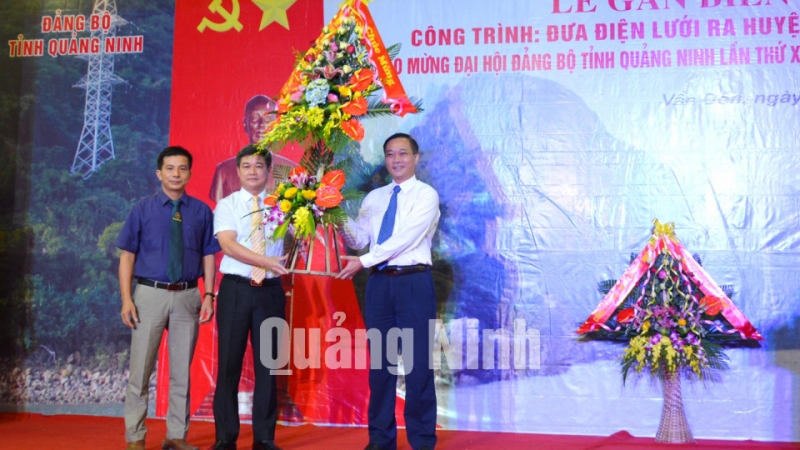 Đồng chí Vũ Hồng Thanh, Phó Bí thư Tỉnh ủy tỉnh tặng hoa chúc mừng Công ty Điện lực Quảng Ninh.