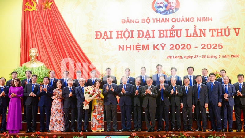 Phó Bí thư Thường trực Tỉnh ủy Ngô Hoàng Ngân tặng hoa chúc mừng Ban Chấp hành Đảng bộ Than Quảng Ninh nhiệm kỳ mới (5-2020). Ảnh: Thu Chung