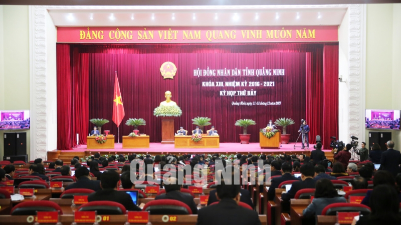 Quang cảnh phiên chất vấn và trả lời chất vấn.