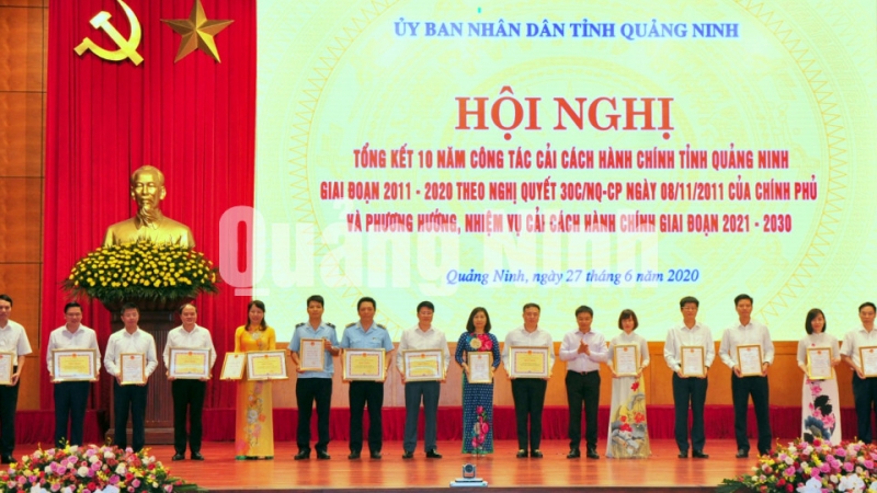 Nhân dịp này, UBND tỉnh cũng tuyên dương, khen thưởng các đơn vị đạt giải trong cuộc thi tuyên truyền CCHC qua clip năm 2020 (6-2020). Ảnh: Minh Hà