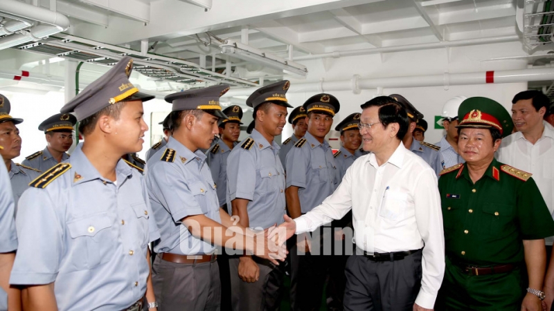 Chủ tịch nước Trương Tấn Sang thăm cán bộ, công nhân Công ty TNHH MTV Đóng tàu Hạ Long.