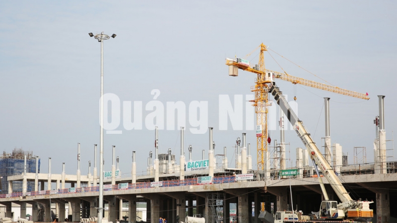 Thi công nhà ga hành khách giai đoạn 1 có quy mô 25.400m2, công suất 2,5 triệu lượt hành khách/năm (12/2017). Ảnh: Đỗ Phương