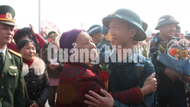Người thân tiễn tân binh lên đường nhập ngũ tại huyện Bình Liêu (2-2017). Ảnh: Nguyễn Dung
