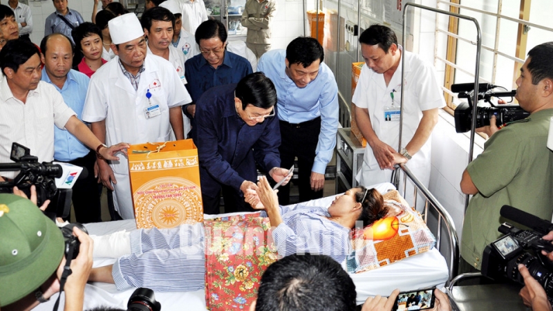 Chủ tịch nước Trương Tấn Sang tặng quà người bị thương do mưa lụt tại TP Hạ Long