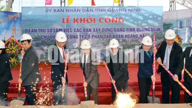Các đại biểu động thổ dự án xây dựng Công trình trụ sở Trụ sở Liên cơ quan số 4 (12-12-2014). Ảnh: Hoàng Nga