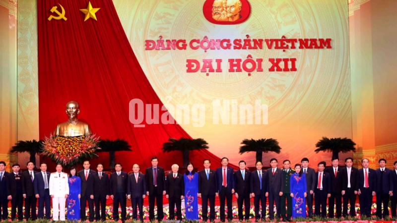 Các đồng chí lãnh đạo Đảng, Nhà nước chụp ảnh với Đoàn đại biểu Đảng bộ tỉnh Quảng Ninh. Ảnh: TTXVN