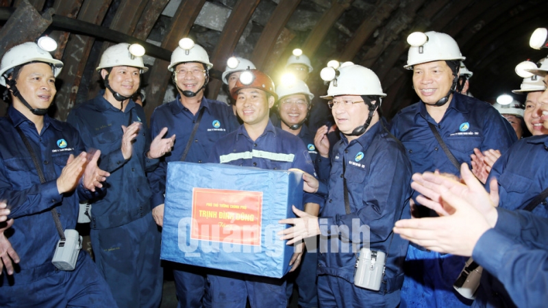 Phó Thủ tướng Trịnh Đình Dũng trò chuyện, tặng quà cho công nhân hầm lò và trồng cây lưu niệm trong khuôn viên Công ty CP than Nam Mẫu