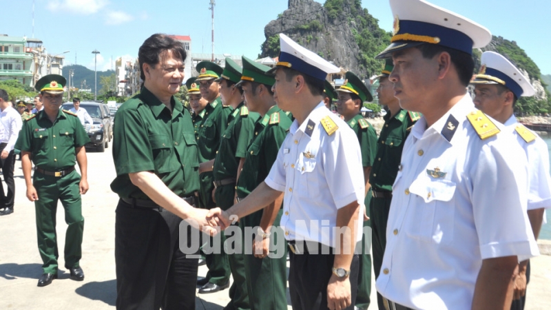 Các chiến sỹ Hải quân chào đón Thủ tướng Nguyễn Tấn Dũng tại cảng Cái Rồng.
