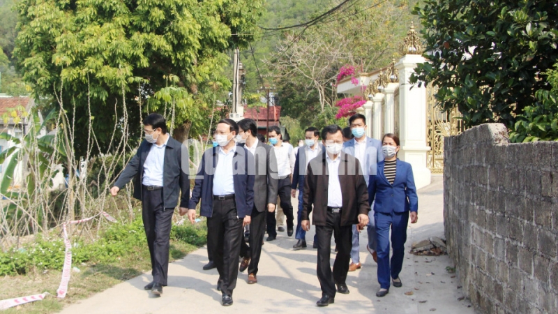 Bí thư Tỉnh ủy Nguyễn Xuân Ký kiểm tra khu dân cư tại thôn 13 (xã Hạ Long) và khu 6 (thị trấn Cái Rồng) (2-2021). Ảnh: Thu Chung