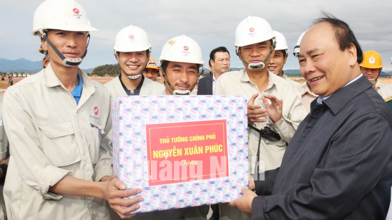 Thủ tướng tặng quà công nhân thi công Cảng hàng không Quảng Ninh.