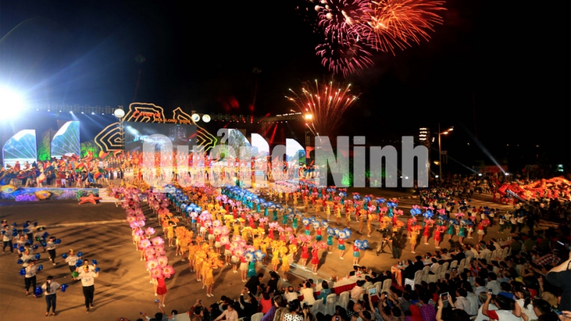 Carnaval Hạ Long 2014 khép lại với màn bắn pháo hoa nghệ thuật. Ảnh: Đỗ Phương