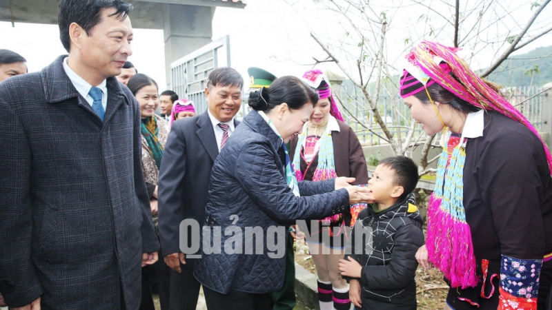 Đến thăm, tặng quà gia đình đồng chí Phùn Hợp Sềnh sống tại xã Quảng Đức, huyện Hải Hà.