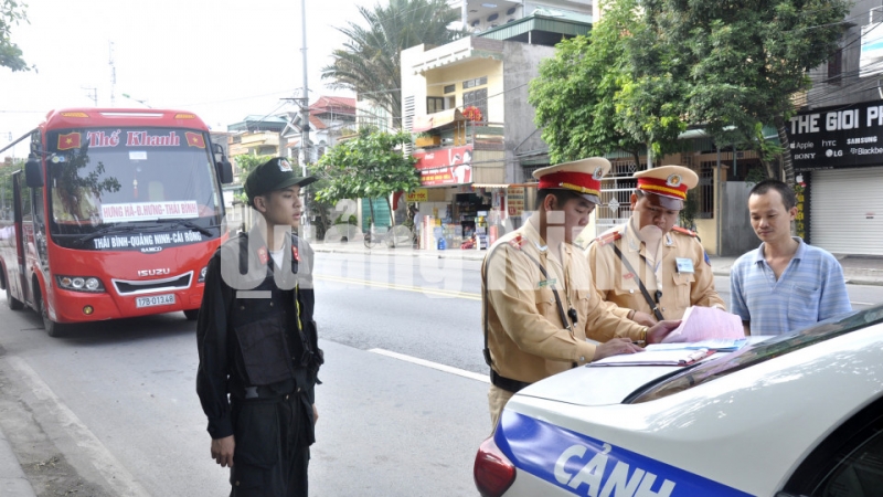 Lực lượng CSGT Công an tỉnh kiểm tra việc chấp hành pháp luật của các lái xe trên quốc lộ 18A thuộc TP Cẩm Phả, tháng 5-2016. Ảnh: Tuấn Hương