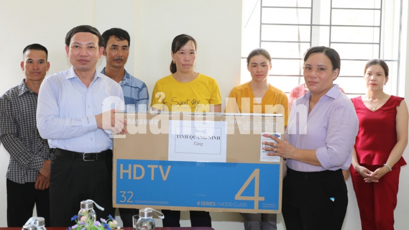 Đồng chí Nguyễn Xuân Ký, Bí thư Tỉnh ủy, tặng ti vi và thiết bị thu sóng cho người dân trên đảo (8-2020). Ảnh: Đỗ Phương