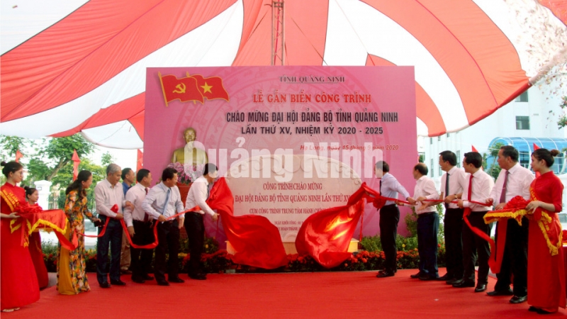 Các đại biểu cắt băng khánh thành, gắn biển Cụm công trình Trung tâm Hành chính tỉnh (9-2020). Ảnh: Thu Chung