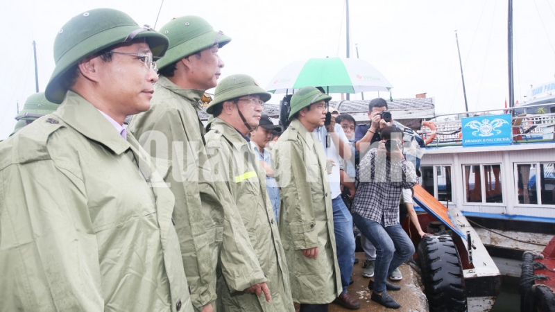Phó Thủ tướng kiểm tra khu vực tránh trú bão của tàu du lịch tại phường Giếng Đáy, TP Hạ Long (7-2019). Ảnh: Đỗ Phương