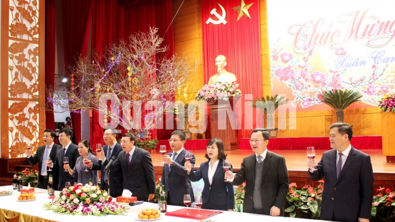 Các đồng chí lãnh đạo tỉnh chúc cán bộ công chức, viên chức người lao động trong tỉnh năm mới nhiều thành công (1-2020). Ảnh: Thu Chung