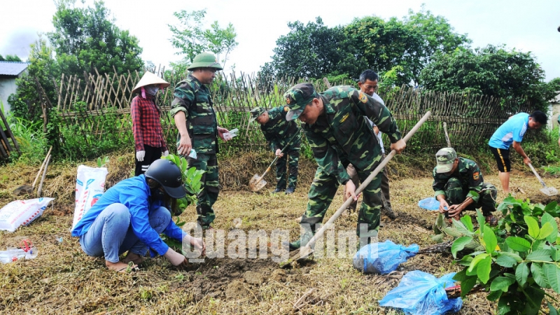 Cán bộ, chiến sĩ Đồn Biên phòng Pò Hèn giúp người dân xã Hải Sơn (TP Móng Cái) xây dựng vườn mẫu (8-2019). Ảnh do đơn vị cung cấp