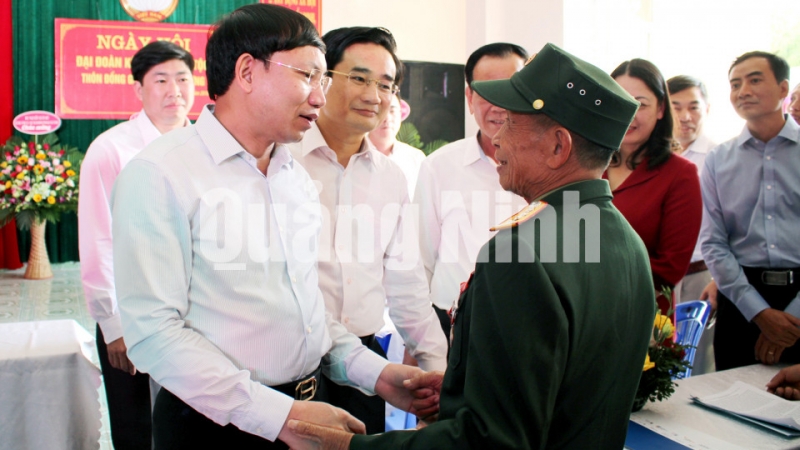 Đồng chí Bí thư Tỉnh ủy thăm hỏi sức khỏe của cựu chiến binh trong thôn (11-2019). Ảnh: Thu Chung