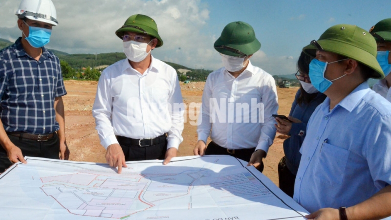 Bí thư Tỉnh ủy Nguyễn Xuân ký kiểm tra Dự án đầu tư xây dựng và kinh doanh cơ sở hạ tầng KCN Việt Hưng (9-2020). Ảnh: Đỗ Phương