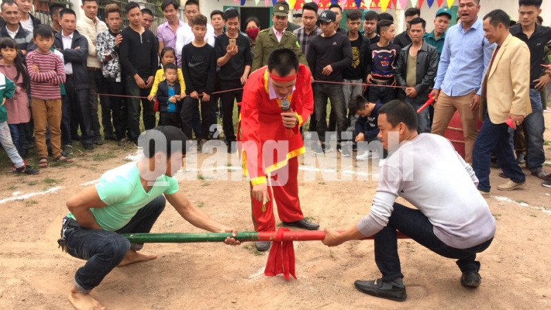Trò chơi đẩy gậy được tổ chức trong Hội cờ ngườivào mùng 2 tết tại xã Đài Xuyên (Vân Đồn) (2-2018). Ảnh: Vũ Dũng (Đài Vân Đồn).