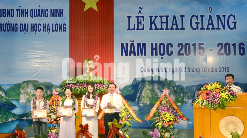 Lãnh đạo nhà trường khen thưởng các thủ khoa khóa I (10-2015). Ảnh: Nguyễn Hoa