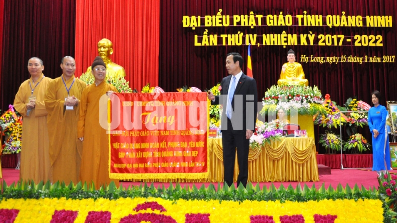 UBND tỉnh - Ủy ban MTTQ tỉnh tặng bức trướng với dòng chữ “Phật giáo Quảng Ninh đoàn kết, phụng đạo, yêu nước, góp phần xây dựng tỉnh Quảng Ninh giàu đẹp”.
