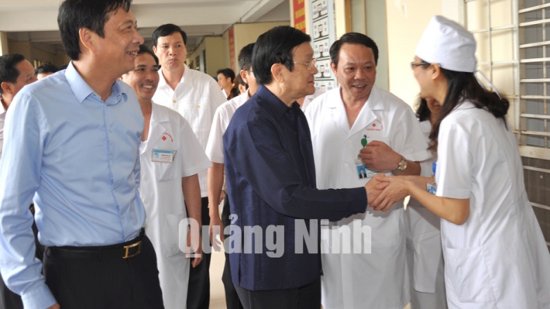 Chủ tịch nước Trương Tấn Sang biểu dương y bác sỹ Bệnh viện đa khoa tỉnh đã nỗ lực cứu chữa người bị thương trong đợt mưa lụt vừa qua.