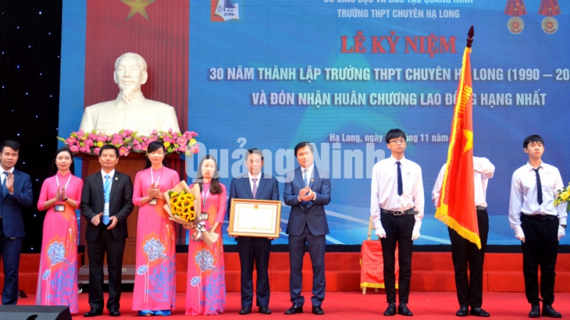 Trường THPT Chuyên Hạ Long đón nhận Huân chương Lao động hạng Nhất của Chủ tịch nước (11-2020). Ảnh: Lan Anh
