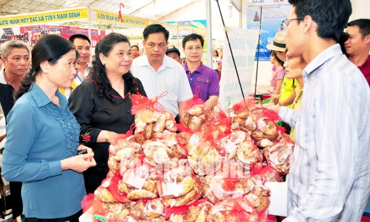 Đồng chí Tòng Thị Phóng, Uỷ viên Bộ Chính trị, Phó Chủ tịch Quốc hội thăm gian hàng bán hà của TX Quảng Yên.