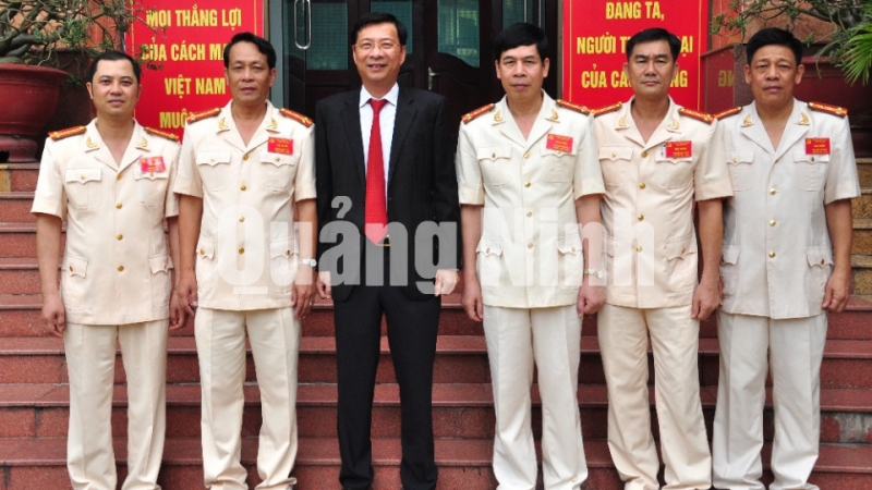 Đồng chí Nguyễn Văn Đọc, Bí thư Tỉnh ủy, Chủ tịch HĐND tỉnh chụp ảnh lưu niệm với các đại biểu.