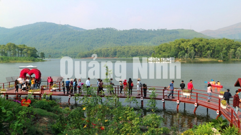 Phong cảnh đẹp và thơ mộng của hồ Yên Trung. Ảnh: Vân Anh