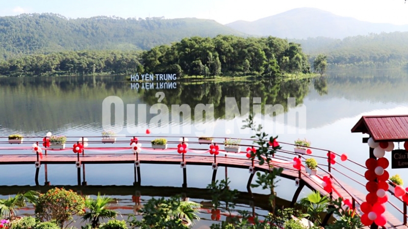 Một phần cây cầu Tình yêu trên hồ Yên Trung. Ảnh: Việt Hoa