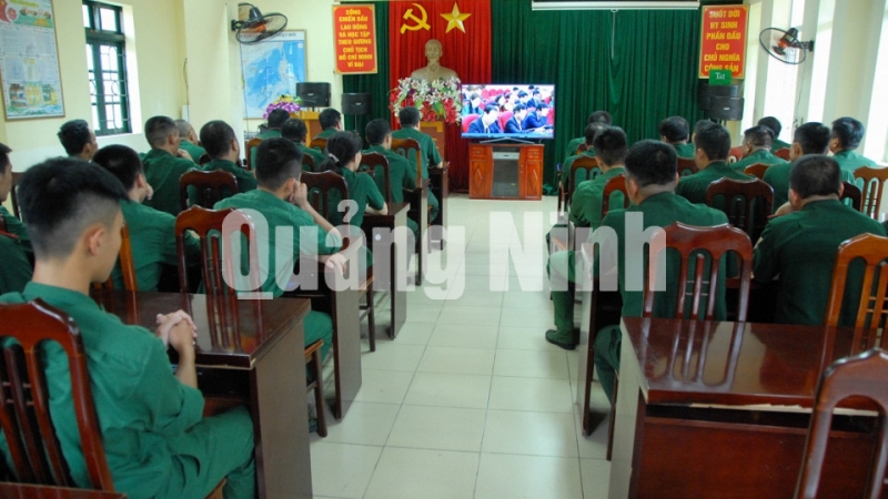 CBCS Hải đội 2 (BĐBP tỉnh) theo dõi phiên khai mạc kỳ họp được truyền hình trực tiếp trên kênh QTV1 của Trung tâm Truyền thông tỉnh (7-2019). Ảnh: Đỗ Phương