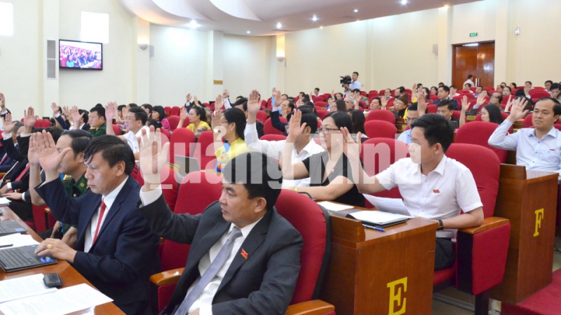Các đại biểu biểu quyết thông qua dự thảo Nghị quyết tại kỳ họp.