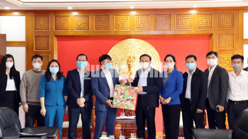 Bí thư Tỉnh ủy Nguyễn Xuân Ký tặng quà động viên CBCNV Công ty Nhiệt điện Mông Dương trong những ngày đầu năm mới (2-2021). Ảnh: Đỗ Phương