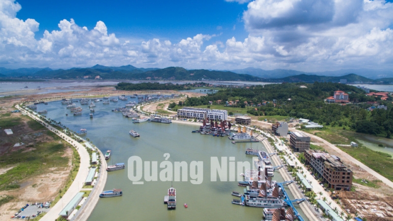 Ngày 7-10-2015,Cảng tàu khách quốc tế Tuần Châu đã được khánh thành và đưa vào sử dụng. Đây là cảng tàu khách nhân tạo lớn nhất Việt Nam với diện tích 200ha, có chiều dài tuyến bến gần 10km, năng lực tiếp nhận 2.000 tàu. Ảnh: Đỗ Phương