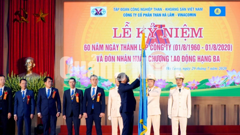 Chủ tịch UBND tỉnh Nguyễn Văn Thắng trao Huân chương Lao động hạng Ba cho Công ty CP Than Hà Lầm - Vinacomin (7-2020). Ảnh: Minh Nhật