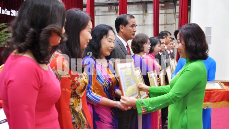 Đồng chí Vũ Thị Thu Thủy, Phó Chủ tịch UBND tỉnh tặng bằng khen của UBND tỉnh cho các tập thể có thành tích xuất sắc trong công tác hội và phong trào CTĐ nhiệm kỳ 2011-2016.