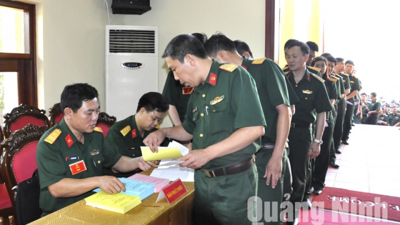 Cán bộ, chiến sĩ Bộ CHQS tỉnh tham gia bầu cử tại khu vực bỏ phiếu số 13 trên địa bàn phường Bãi Cháy (TP Hạ Long). Ảnh: Lưu Linh