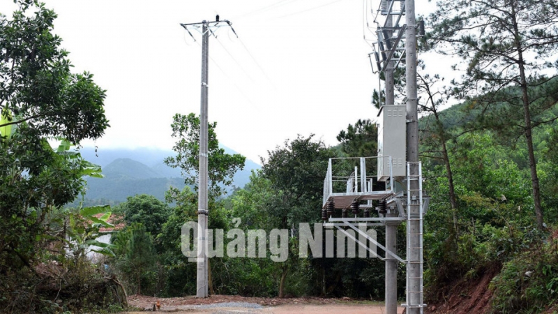 Hệ thống điện lưới đã được đưa vào khu giãn dân Nà Sau, thôn Nà Nhái, xã Vô Ngại, huyện Bình Liêu (1-2019). Ảnh: Công Thành