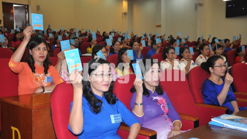 Đại biểu tham dự Đại hội biểu quyết thông qua Nghị quyết Đại hội phụ nữ tỉnh lần thứ XI.