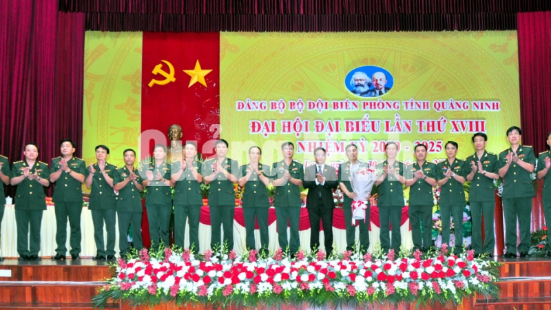 Chủ tịch UBND tỉnh Nguyễn Văn Thắng tặng hoa chúc mừng Ban Chấp hành Đảng bộ BĐBP tỉnh khóa mới (6-2020). Ảnh: Minh Hà